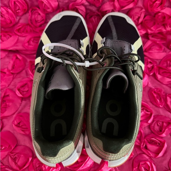 On cloud running women - Picture 3 of 8